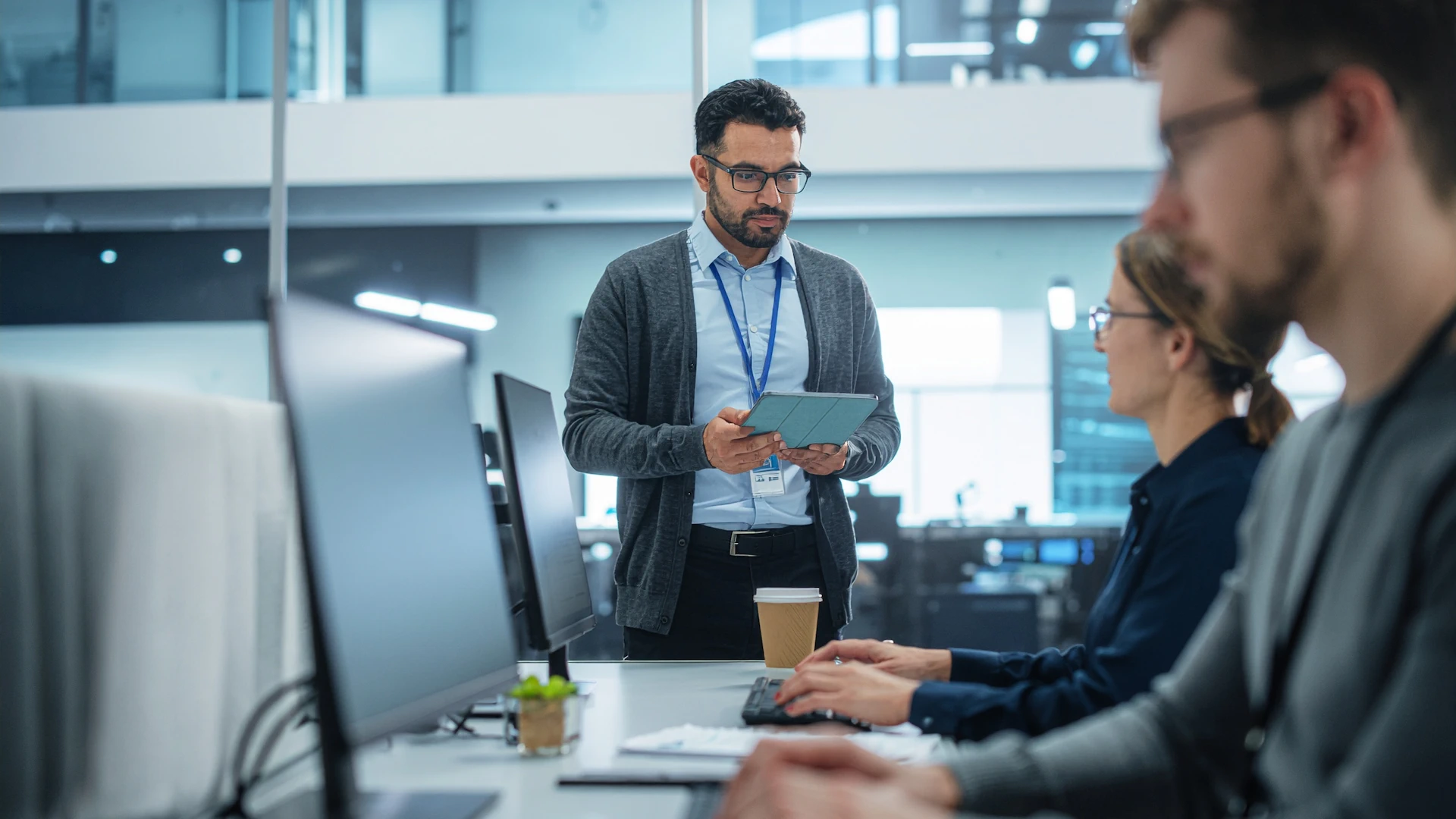 Profesionales colaborando en capacitación tecnológica aplicada y flujos de trabajo digitales